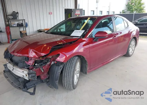 2020 Toyota Camry Le z USA, uszkodzony, nr VIN 4T1C11AK1LU346650
